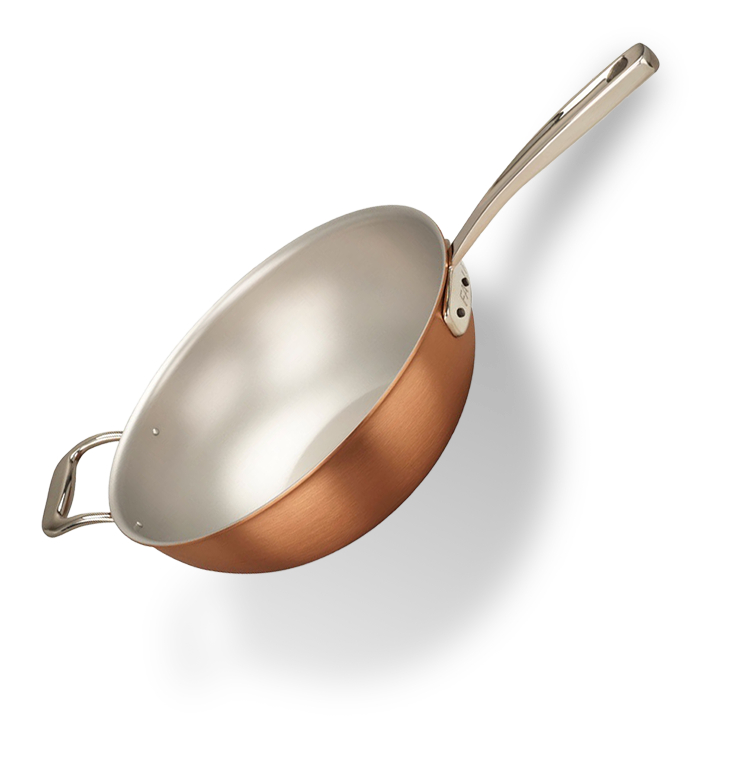 Miedziany wok na indukcję z stalowymi uchwytami, średnica 24 cm, idealny do risotto.