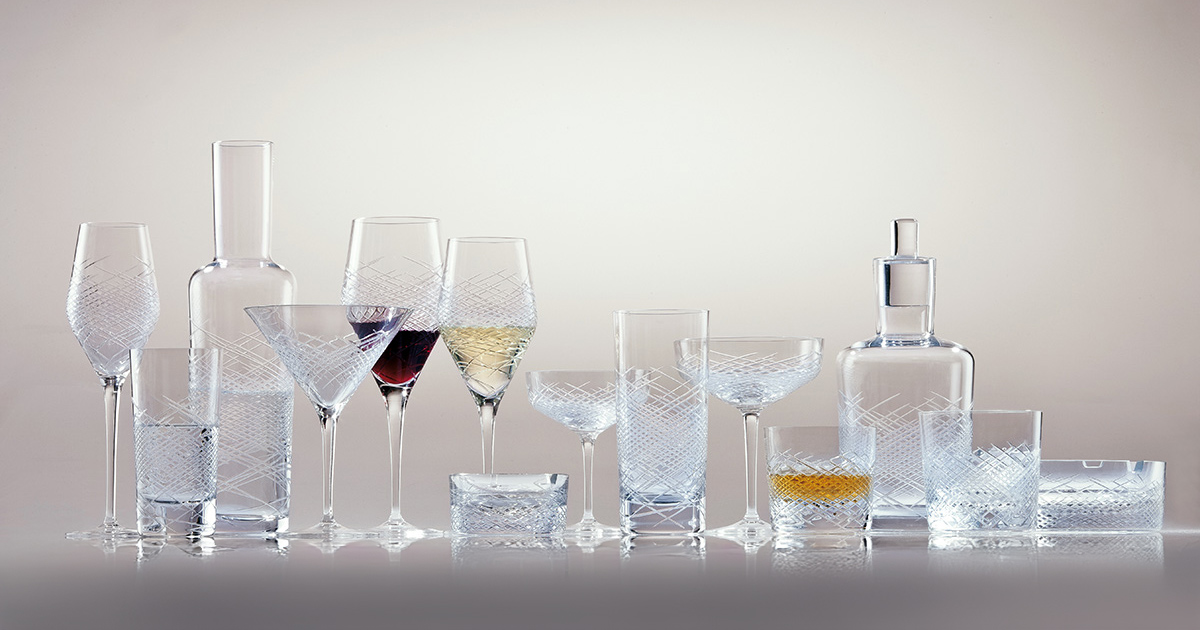 Eleganckie kieliszki do wina z kryształu Zwiesel GLAS na tle jasnej sceny.