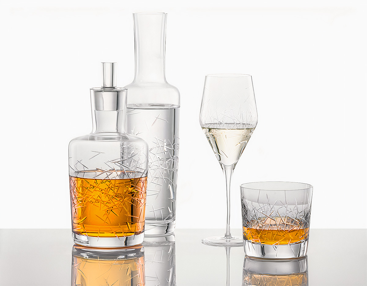 Eleganckie kieliszki koktajlowe Zwiesel GLAS, kryształ 37 cl, ręczna robota. Ręcznie dmuchane kieliszki do koktajli z kryształu Zwiesel GLAS, 37 cl, na eleganckim tle.