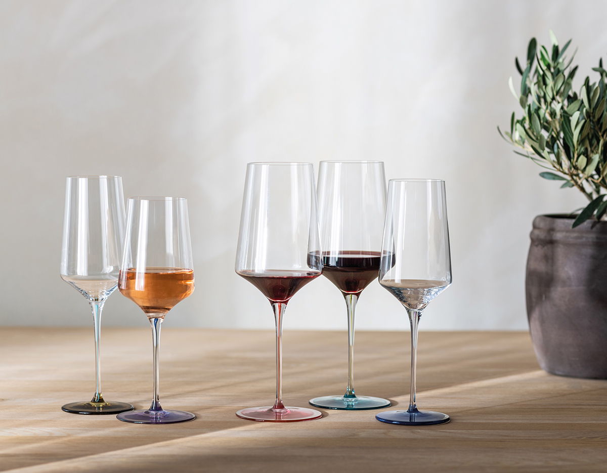 Fioletowy kieliszek do wina 40,7 cl, ręcznie wykonany z dmuchanego szkła, marka Zwiesel GLAS. Kieliszek do białego wina 40,7 cl w odcieniu fioletowym, ręcznie dmuchane szkło, Zwiesel GLAS.