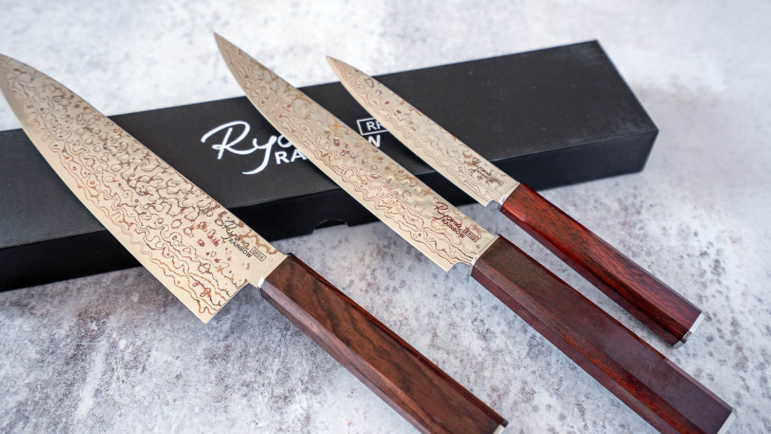 Japoński nóż Santoku Ryoma Rainbow z 67-warstwową damasceńską stalą, elegancki i funkcjonalny.