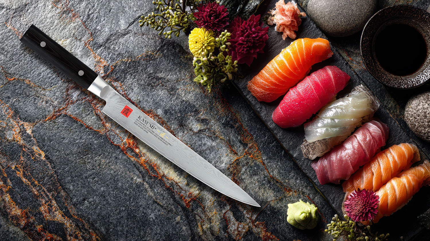 Japoński nóż Sujihiki 24 cm z VG-10 GOLD i sashimi na kamieniu.