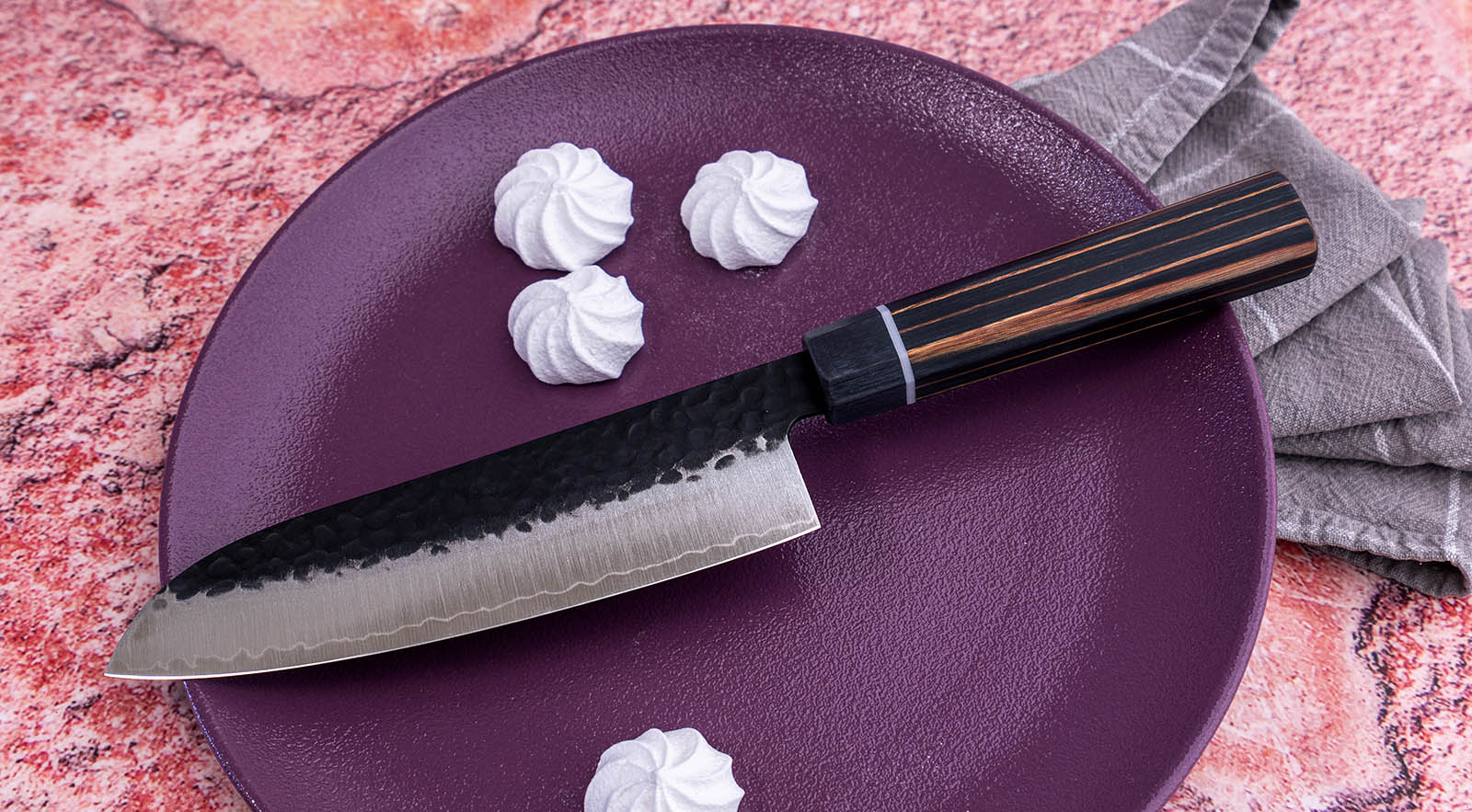Japoński nóż Santoku na fioletowym talerzu z bezami, stal SPG STRIX, Suncraft