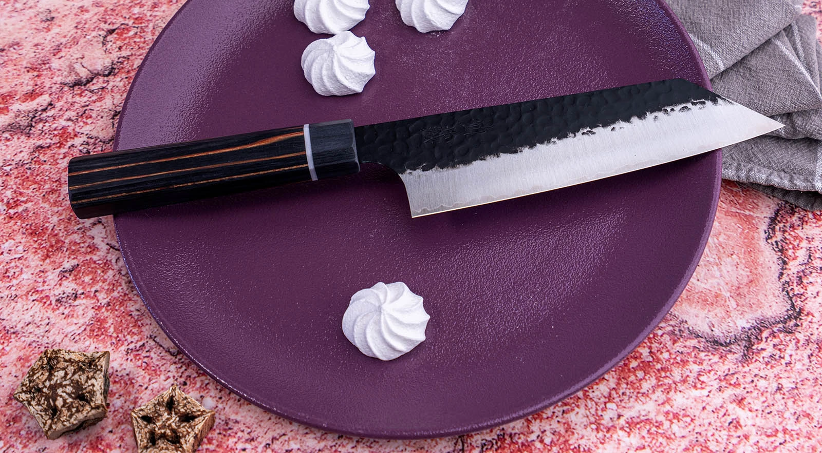 Japoński nóż Bunka 16,5 cm na fioletowym talerzu z bezami