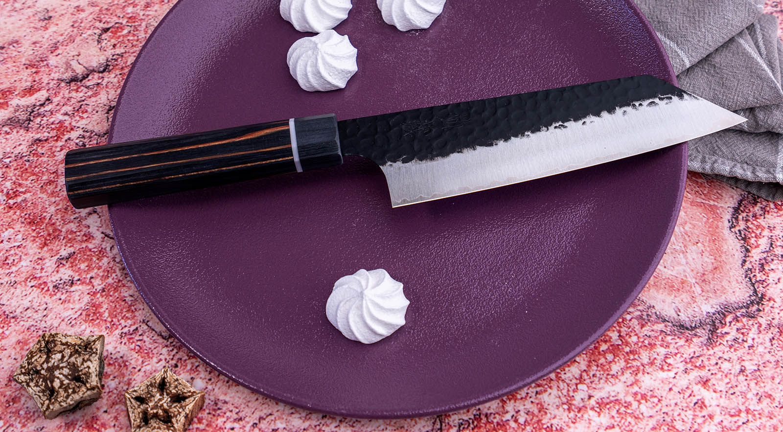 Japoński nóż Bunka 16,5 cm na fioletowym talerzu z bezami
