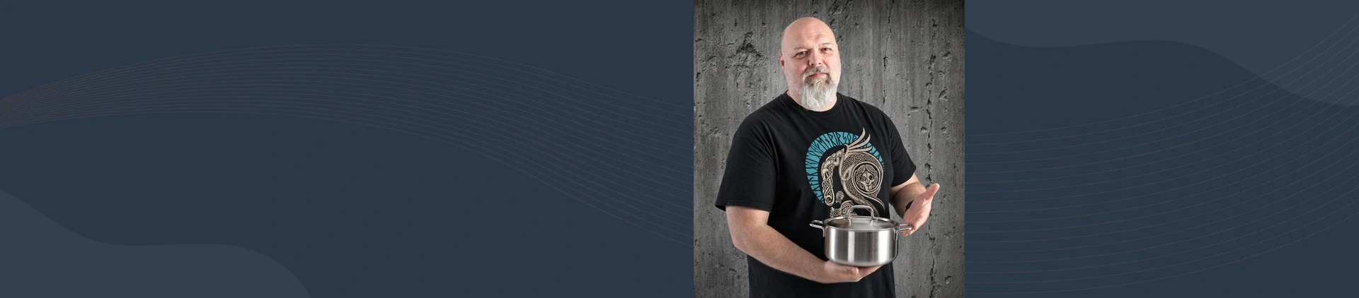 Mężczyzna w czarnej koszulce prezentuje garnek ze stali nierdzewnej Apollo Silvinox 2,2 l Demeyere