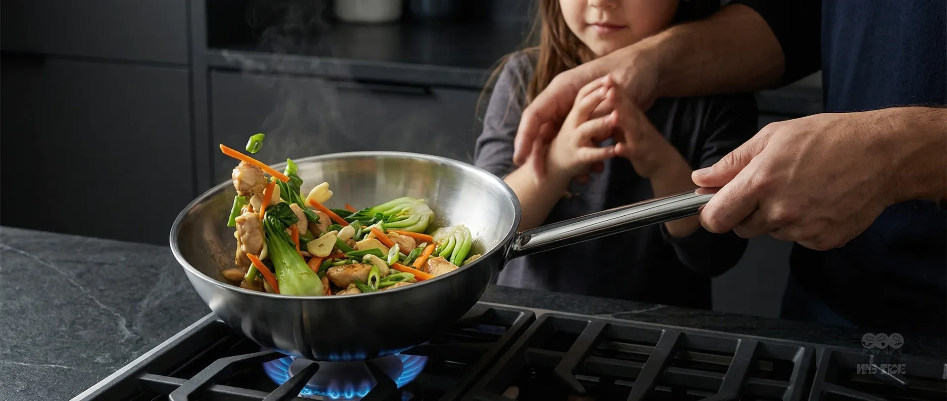 Stalowy wok Demeyere z warzywami na kuchence gazowej