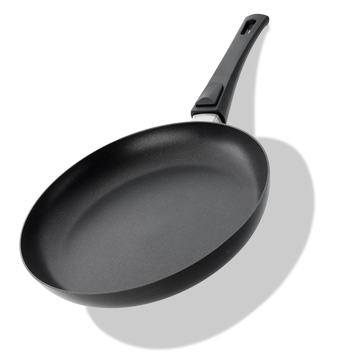 Tytanowo-ceramiczna patelnia Scanpan 28 cm z odpinanym uchwytem na białym tle.