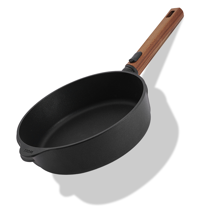 Głęboka patelnia tytanowa Ø 24 cm z drewnianym uchwytem, powłoka nieprzywierająca PFAS Free.