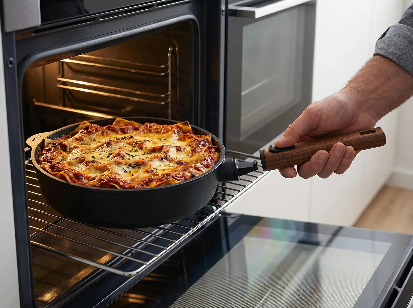 Patelnia tytanowa z odpinanym uchwytem w piekarniku, gotowa lasagne.