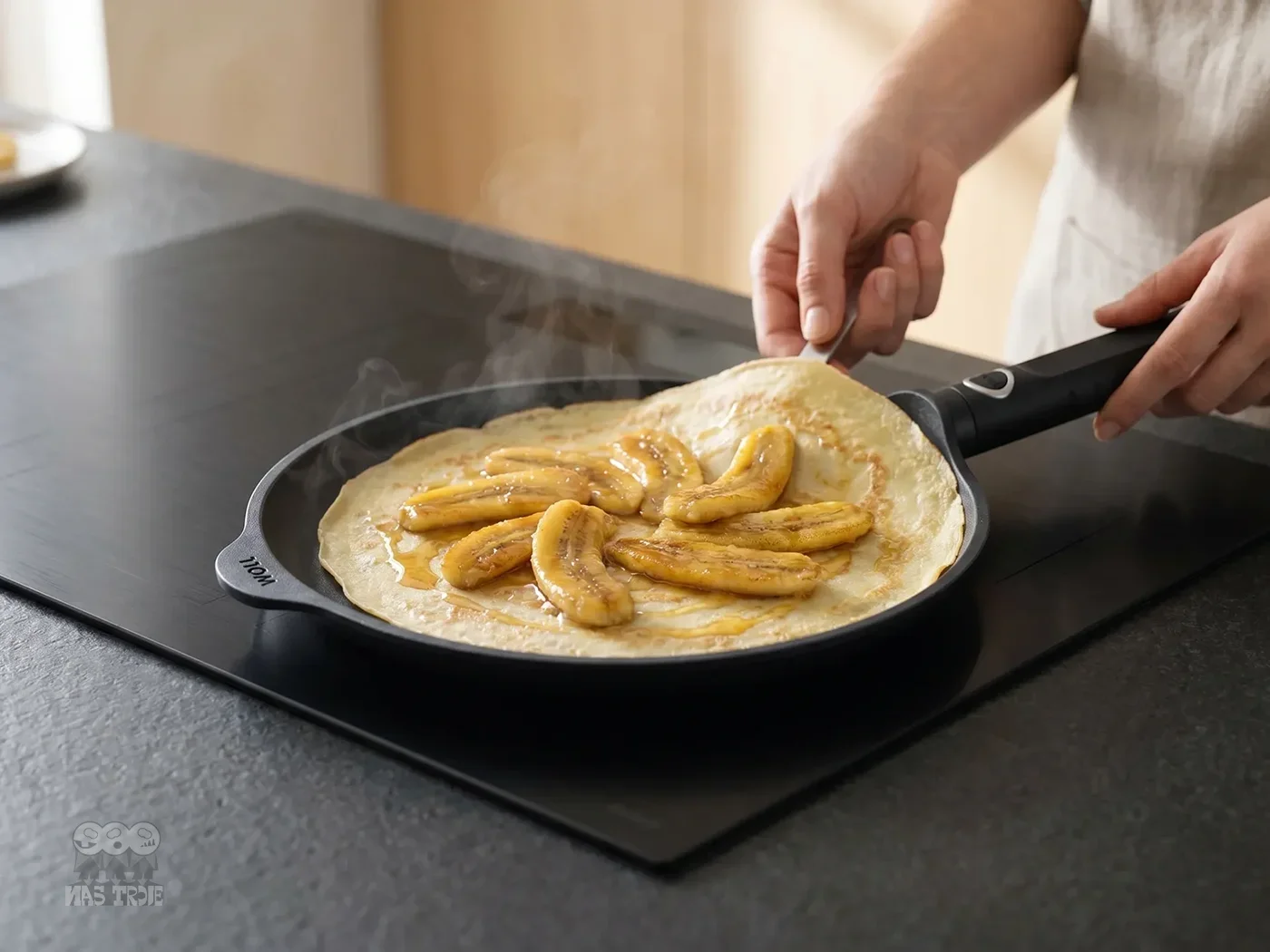 Tytanowa patelnia Eco Logic QXR z naleśnikiem i bananami, uchwyt z tworzywa, Ø 26 cm