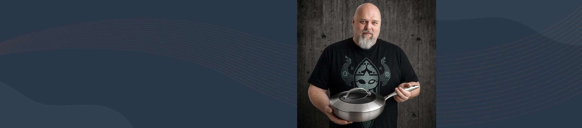 Mężczyzna prezentujący głęboką patelnię tytanowo-ceramiczną Scanpan z pokrywką na tle ciemnej ściany