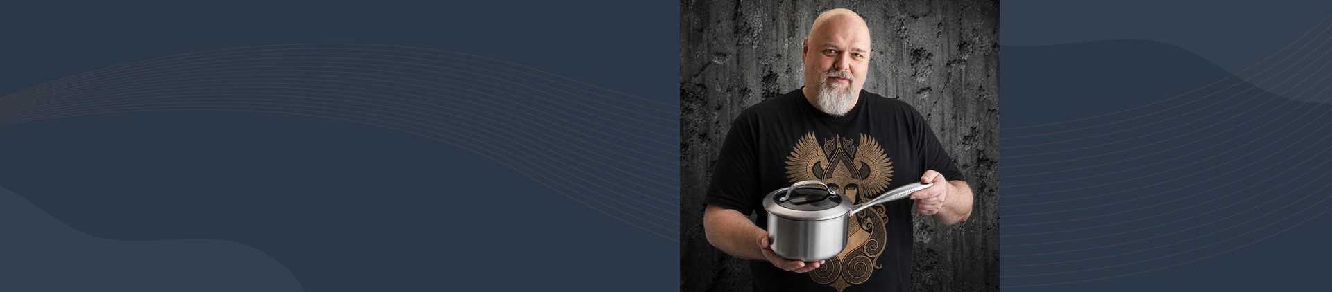Mężczyzna prezentuje rondel Scanpan CTX z tytanowo-ceramiczną powłoką nieprzywierającą, 2,5 l