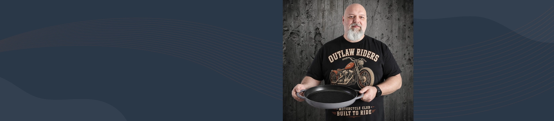 Mężczyzna trzyma żeliwną patelnię grillową Staub Pure Grill w kolorze grafitowej szarości, Ø 26 cm