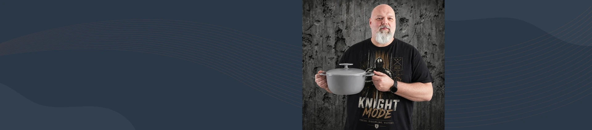 Mężczyzna prezentuje szary, japoński garnek żeliwny Unilloy o pojemności 3,8 l, Ø 22 cm