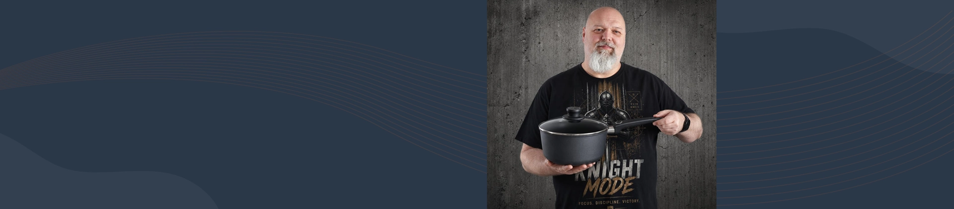 Mężczyzna prezentuje rondel WOLL Diamond Lite z pokrywką, tytanowa powłoka, 2,5l, 20 cm.