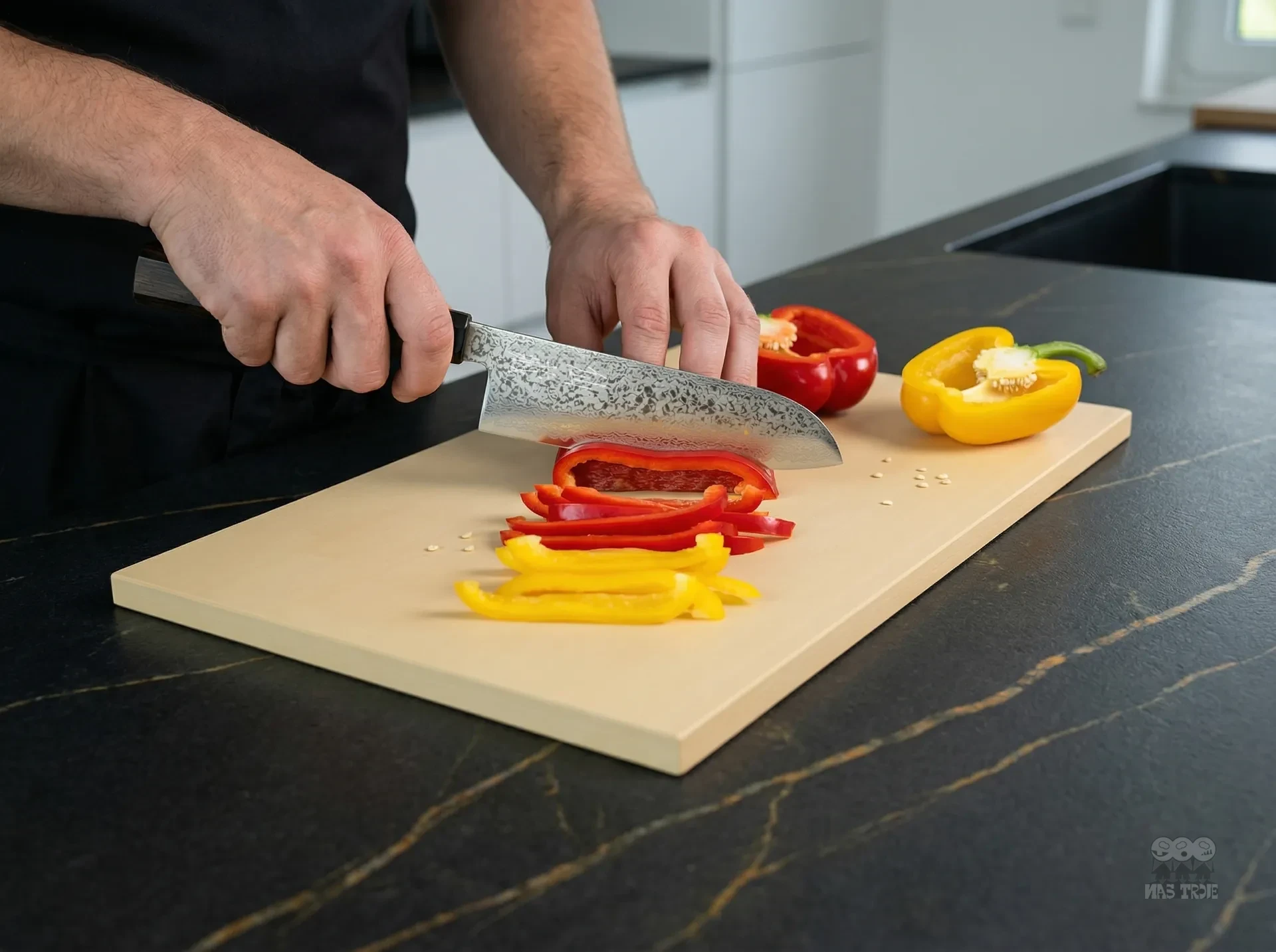 Krojenie papryki japońskim nożem Santoku Senzo Black na desce kuchennej w nowoczesnej kuchni.