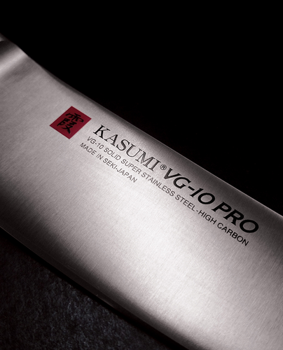 Japoński nóż do mięsa VG-10 PRO Kasumi na ciemnym tle