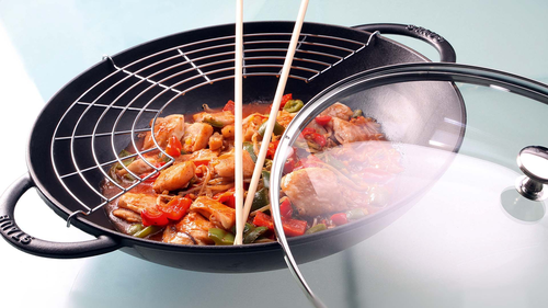 Żeliwny wok Staub Black z nieprzywierającą powłoką, 5,7 l, z potrawą