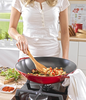 Żeliwny wok Staub Cherry z nieprzywierającą powłoką, 5,7 l, czerwony, na kuchence.