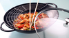 Żeliwny wok Staub Cherry z nieprzywierającą powłoką i szklana pokrywą, gotowanie potraw azjatyckich.