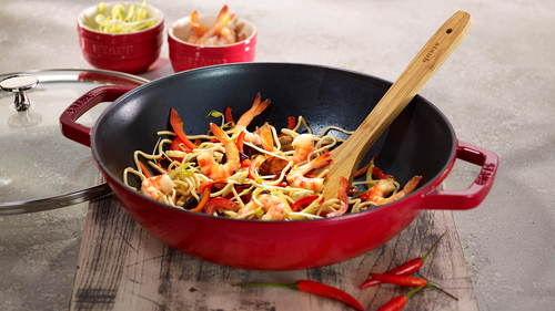 Zielony wok żeliwny Staub Basil Green z nieprzywierającą powłoką.