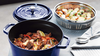 Żeliwny garnek do gotowania na parze Staub Dark Blue, 5,2 l, z wkładem i daniem.