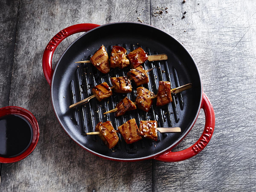Żeliwna patelnia grillowa Staub Pure Grill z szaszłykami, Ø 30 cm, porcelanowa glazura