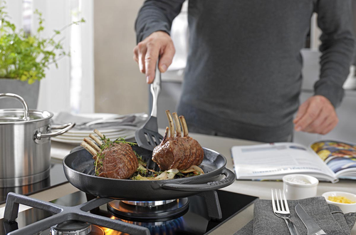 Żeliwna patelnia Staub Black z kolekcji Pure Grill, idealna do grillowania.