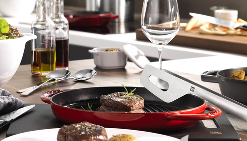 Żeliwna patelnia grillowa Staub Graphite Grey na stole w kuchni