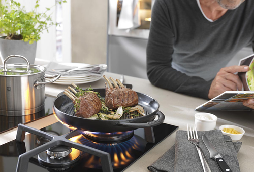 Staub Graphite Grey - Żeliwna patelnia grillowa z soczystymi kawałkami mięsa