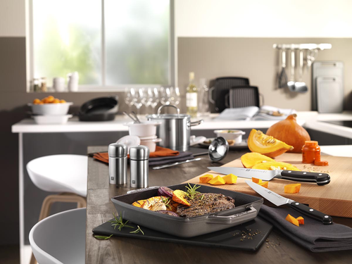 Żeliwna patelnia grillowa Staub Black w kuchni