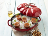 Żeliwny garnek Staub Cherry z porcelanową glazurą, 2,5 l, czerwony pomidorowy design.