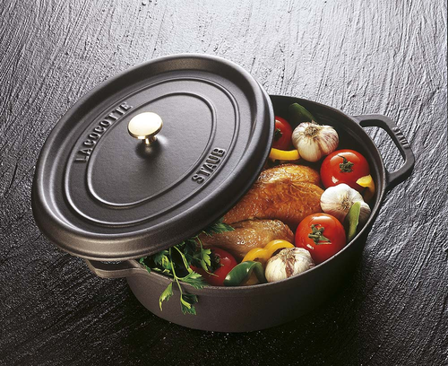 Żeliwny owalny garnek Staub Black z nieprzywierającą powłoką, 3,2 l, czarny
