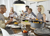 Staub Graphite Grey owalny garnek żeliwny na elegancko nakrytym stole.