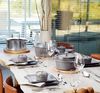 Żeliwny garnek Staub Graphite Grey na elegancko zastawionym stole