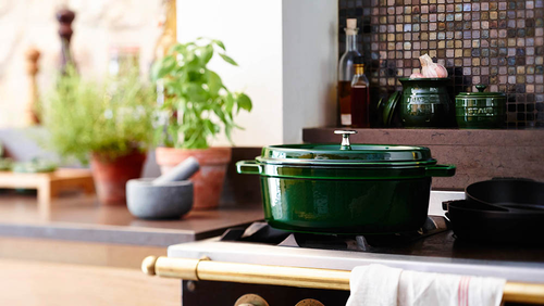 Żeliwny garnek Staub Basil Green na kuchence, 4,2 l, owalny z pokrywką.