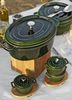 Żeliwny garnek Staub Basil Green 4,2 l na stole