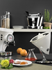 Czarny ekspres Diva Bugatti do espresso, seria Classic Black, elegancki design.