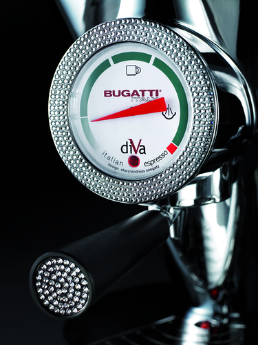 Ekspres do kawy Bugatti Diva z kryształami Swarovski, kremowy, elegancki design.
