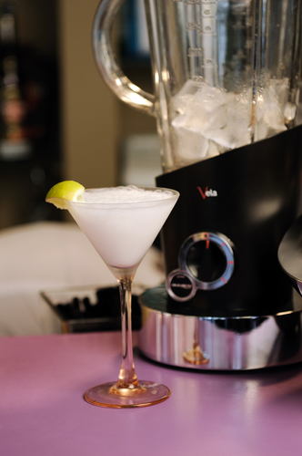 Blender Vela Bugatti Classic Cream z koktajlem na blacie