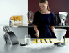 Żółta waga kuchenna Bugatti Classic Yellow na blacie kuchennym