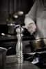 Młynek do przypraw Paris Chef Peugeot stalowy w kuchni szefa kuchni