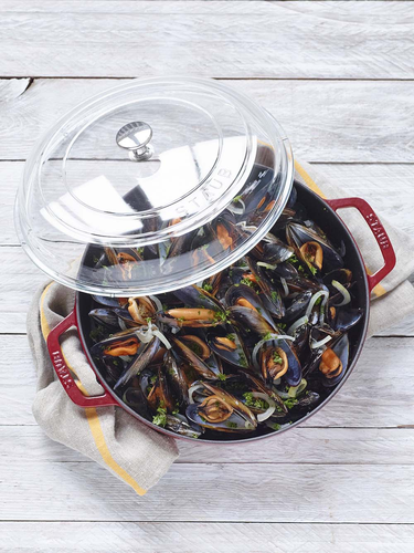 Szklana pokrywka Staub Ø 20 cm na garnku pełnym małży