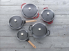 Pokrywka Staub Universal Lid, szklana, Ø 20 cm na drewnianym tle.