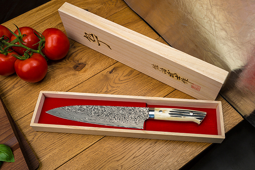 Nóż Gyuto 21 cm Takeshi Saji, 61 warstw damasceńskiej stali, w drewnianym pudełku