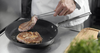 Scanpan TechnIQ tytanowo-ceramiczna patelnia Ø 22 cm z soczystym stekiem.