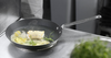 Scanpan TechnIQ patelnia tytanowo-ceramiczna z rybą i rozmarynem na kuchence