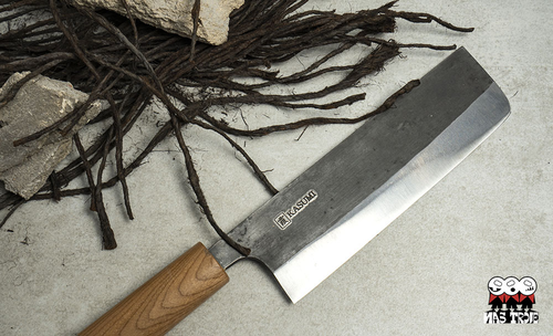 Kasumi Black Hammer tradycyjny nóż Nakiri 16,5 cm z rękojeścią na tle korzeni.
