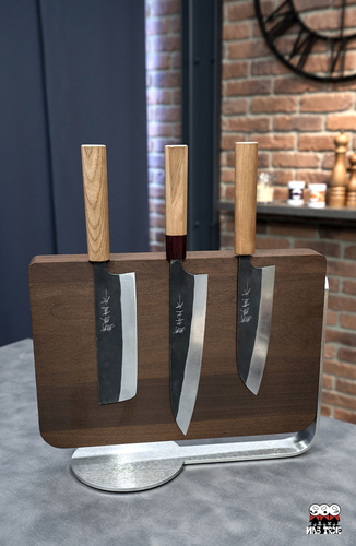 Tradycyjny nóż Nakiri Kasumi Black Hammer 16,5 cm na drewnianej desce